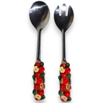 CONJUNTO PARA SERVIR SALADA COM HASTES LISAS E PEGAS EM RESINA ARTISTICAMENTE TRABALHADA EM ALTO RELEVO FITOMÓRFICO REPRESENTANDO FRUTAS POMÁCEAS (MAÇÃS INTEIRAS E EM CORTES TRANSVERSAIS) INTERLIGADAS POR RAMAGENS E FOLHAGENS, COMPOSTO POR DUAS PEÇAS, SENDO: COLHER DE SERVIÇO COM CONCAVIDADE OVALADA ALONGADA E GARFO DE SERVIÇO COM TRÊS DENTES (TRIDENTE), MEDINDO 26 CM CADA. APRESENTAM MARCAS DO TEMPO, USO, PEQUENOS RISCOS, MANCHAS, PEQUENOS DESGASTES E/OU IMPERFEIÇÕES COMPATÍVEIS COM SUA UTILIZAÇÃO E ESTADO DE CONSERVAÇÃO, CONFORME FOTOS EXTRAS.