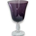 VASO EXECUTADO EM VIDRO DOUBLE, REPRESENTANDO TAÇA, COM HASTE RETORCIDA, CORPO EM FORMATO DE CÁLICE DE LINHAS SINUOSAS, MEDINDO 17,5 X 11 CM. APRESENTA DEFEITO DE FABRICAÇÃO NA BORDA SUPERIOR, MARCAS DO TEMPO, USO, PEQUENOS RISCOS, MANCHAS, PEQUENOS DESGASTES E/OU IMPERFEIÇÕES COMPATÍVEIS COM SUA UTILIZAÇÃO E ESTADO DE CONSERVAÇÃO, CONFORME FOTOS EXTRAS. APRESENTA DEFEITO DE FABRICAÇÃO NA BORDA SUPERIOR, CONFORME FOTOS EXTRAS