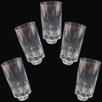 CONJUNTO DE COPOS PARA LONG DRINK EXECUTADO EM CRISTAL, DE FORMATO CILÍNDRICO DE LINHAS RETAS, APRESENTANDO BASE GROSSA E MACIÇA COM DETALHE MODELADO EM RELEVO TIPO DEDÃO NA PARTE INFERIOR DO CORPO COMPOSTO POR CINCO PEÇAS, MEDINDO 11,5 X 6 CM CADA. APRESENTAM MARCAS DO TEMPO, USO, PEQUENOS RISCOS, MANCHAS, PEQUENOS DESGASTES E/OU IMPERFEIÇÕES COMPATÍVEIS COM SUA UTILIZAÇÃO E ESTADO DE CONSERVAÇÃO, CONFORME FOTOS EXTRAS.