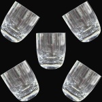 CONJUNTO DE COPOS PARA SHOT DRINK EXECUTADO EM DEMI-CRISTAL, APRESENTANDO CORPO BOJUDO DECORADO COM FRISOS E SULCOS VERTICAIS DELICADOS, ASSENTADO SOBRE BASE MACIÇA, COMPOSTO POR CINCO PEÇAS, MEDINDO 8,5 X 7,5 CM CADA. APRESENTAM MARCAS DO TEMPO, USO, PEQUENOS RISCOS, MANCHAS, PEQUENOS DESGASTES E/OU IMPERFEIÇÕES COMPATÍVEIS COM SUA UTILIZAÇÃO E ESTADO DE CONSERVAÇÃO, CONFORME FOTOS EXTRAS.