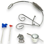 CONJUNTO PARA BEBIDAS EXECUTADO EM MATERIAIS, TÉCNICAS, MARCAS, MODELOS, MEDIDAS, FORMATOS, TAMANHOS, UTILIDADES E PROCEDÊNCIAS DIVERSOS, COMPOSTO POR CINCO PEÇAS, SENDO: SUPORTE PARA GARRAFAS EM METAL CROMADO DOTADO DE ALÇA ANELADA COM ESPIRAL ERGONÔMICA E APOIOS EM VOLUTAS, MEDINDO 20,5 X 25 X 13,5 CM; MEDIDOR DE BEBIDAS EM ALUMÍNIO POLIDO COM HASTES LATERAIS DE APOIO, MEDINDO 4 X 11 X 4,5 CM; MEXEDOR EM ACRÍLICO ENCIMADO COM BORBOLETA, MEDINDO 21 CM; MEXEDOR EM ACRÍLICO ENCIMADO COM PATO, MEDINDO 18 CM E ABRIDOR PARA GARRAFAS EM METAL COM CABO EM ESCULTURA DE CABEÇA DE CAVALO, MEDINDO 9 CM. APRESENTAM MARCAS DO TEMPO, USO, PEQUENOS RISCOS, MANCHAS, PEQUENOS DESGASTES E/OU IMPERFEIÇÕES COMPATÍVEIS COM SUA UTILIZAÇÃO E ESTADO DE CONSERVAÇÃO, CONFORME FOTOS EXTRAS.