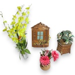 CONJUNTO DE OBJETOS DECORATIVOS EXECUTADO EM MATERIAIS, TÉCNICAS, MARCAS, MODELOS, MEDIDAS, FORMATOS, TAMANHOS, UTILIDADES E PROCEDÊNCIAS DIVERSOS, COMPOSTO POR QUATRO PEÇAS, SENDO: PLACA DE PAREDE EM MADEIRA, REPRESENTANDO JANELA, MEDINDO 30 X 20,5 CM; VASO EM VIME COM ARRANJO, MEDINDO 13,5 X 12 X 11,5 CM; VASO EM BARRO COM ARRANJO, MEDINDO 7 X 9 CM E ARRANJO ARTIFICIAL. APRESENTAM MARCAS DO TEMPO, USO, PEQUENOS RISCOS, MANCHAS, PEQUENOS DESGASTES E/OU IMPERFEIÇÕES COMPATÍVEIS COM SUA UTILIZAÇÃO E ESTADO DE CONSERVAÇÃO, CONFORME FOTOS EXTRAS.
