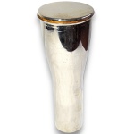 COQUETELEIRA EXECUTADA EM AÇO INOXIDÁVEL, DE CORPO ESBELTO ALONGADO COM SILHUETA AFUNILADA EM DIREÇÃO À BASE, APRESENTANDO TAMPA PLANA ENCAIXÁVEL DE ABAS CURVAS COM INTERIOR EM CORTIÇA, MEDINDO 21 X 7,5 CM. APRESENTA MARCAS DO TEMPO, USO, PEQUENOS RISCOS, MANCHAS, PEQUENOS DESGASTES E/OU IMPERFEIÇÕES COMPATÍVEIS COM SUA UTILIZAÇÃO E ESTADO DE CONSERVAÇÃO, CONFORME FOTOS EXTRAS.
