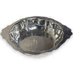 SALADEIRA EXECUTADA EM AÇO INOXIDÁVEL, DE FORMATO OVALADO COM REVESTIMENTO INTERNO GOMADO EM RELEVO CANELADO, DOTADA DE BORDA RECORTADA E MOLDADA  ORNADA EM DEGRAUS, MEDINDO 6,5 X 32 X 27,5 CM. APRESENTA MARCAS DO TEMPO, USO, PEQUENOS RISCOS, MANCHAS, PEQUENOS DESGASTES E/OU IMPERFEIÇÕES COMPATÍVEIS COM SUA UTILIZAÇÃO E ESTADO DE CONSERVAÇÃO, CONFORME FOTOS EXTRAS.