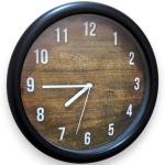 RELÓGIO DE PAREDE, DE FORMATO CIRCULAR, MOLDURA EM MATERIAL PLÁSTICO E MOSTRADOR EM CHAPA REVESTIDA COM PADRÃO IMITANDO TEXTURA DE MADEIRA. APRESENTA NUMERAÇÃO ARÁBICA, TRÊS PONTEIROS CENTRAIS PARA INDICAÇÃO DE HORAS, MINUTOS E SEGUNDOS, MOVIDO POR MECANISMO A PILHA, MEDINDO 27 CM. APRESENTA APENAS MARCAS DE ARMAZENAMENTO E DO TEMPO COMPATÍVEIS COM SEU ESTADO DE CONSERVAÇÃO, CONFORME FOTOS EXTRAS. NÃO ACOMPANHA A PILHA. NÃO FORAM TESTADOS ESTADO DE FUNCIONAMENTO, INTEGRIDADE E/OU FUNCIONALIDADES DOS ITENS. ESCLAREÇA TODAS AS DÚVIDAS ANTES DE EFETUAR SEU LANCE, QUE SERÁ CONSIDERADO IRREVOGÁVEL E IRRETRATÁVEL. CONSULTE PREVIAMENTE OS TERMOS E CONDIÇÕES DISPONÍVEIS NO SITE. CONTATO (21) 98264-3000.