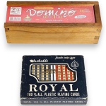 CONJUNTO DE JOGOS COMPOSTO POR TRÊS PEÇAS, SENDO: DOMINÓ COLORIDO, MARCA XALINGO, ACOMPANHADO DE SUA RESPECTIVA CAIXA EM MADEIRA E DOIS BARALHOS, MARCA ROYAL. EM SUAS EMBALAGENS ORIGINAIS. APRESENTAM MARCAS DE ARMAZENAMENTO E DO TEMPO COMPATÍVEIS COM SEU ESTADO DE CONSERVAÇÃO, CONFORME FOTOS EXTRAS. 