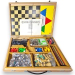 ESTRELA - MALETA DE JOGOS INTITULADA `A COLLECTION CLASSIC 10 GAMES`, ACONDICIONADA EM SUA RESPECTIVA MALETA EXECUTADA EM MADEIRA, CONTENDO TABULEIROS E ACESSÓRIOS PARA DIVERSOS JOGOS CLÁSSICOS. APRESENTA MARCAS DO TEMPO, USO, PEQUENOS DESGASTES, RISCOS, MANCHAS, POSSÍVEIS AUSÊNCIAS DE PEÇAS E/OU IMPERFEIÇÕES COMPATÍVEIS COM SUA UTILIZAÇÃO E ESTADO DE CONSERVAÇÃO, CONFORME FOTOS EXTRAS.
