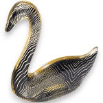 ESCULTURA EXECUTADA EM MONOBLOCO DE ACRÍLICO, EM FORMATO DE CISNE, ORNADA COM DECORAÇÃO EM ESMALTE COLORIDO COM PADRÕES GEOMÉTRICOS E GRAFISMOS, MEDINDO 9,5 X 9 CM. APRESENTA . APRESENTA MARCAS DO TEMPO, USO, PEQUENOS RISCOS, MANCHAS, PEQUENOS DESGASTES E/OU IMPERFEIÇÕES COMPATÍVEIS COM SUA UTILIZAÇÃO, ESTADO DE CONSERVAÇÃO, DESTACANDO A COLAGEM NO PESCOÇO, CONFORME FOTOS EXTRAS. ESCLAREÇA TODAS AS DÚVIDAS ANTES DE EFETUAR SEU LANCE, QUE SERÁ CONSIDERADO IRREVOGÁVEL E IRRETRATÁVEL. CONSULTE PREVIAMENTE OS TERMOS E CONDIÇÕES DISPONÍVEIS NO SITE. CONTATO (21) 98264-3000.
