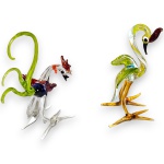 CONJUNTO DE ESCULTURAS EXECUTADAS EM VIDRO ARTÍSTICO COLORIDO, TRABALHADO ARTESANALMENTE, REPRESENTANDO AVES, COMPOSTO OR DUAS PEÇAS, SENDO: UMA, MEDINDO 11 CM E UMA, MEDINDO 11,5 CM. APRESENTAM MARCAS DO TEMPO, USO, PEQUENOS RISCOS, MANCHAS, PEQUENOS DESGASTES E/OU IMPERFEIÇÕES COMPATÍVEIS COM SUA UTILIZAÇÃO E ESTADO DE CONSERVAÇÃO, CONFORME FOTOS EXTRAS. ESCLAREÇA TODAS AS DÚVIDAS ANTES DE EFETUAR SEU LANCE, QUE SERÁ CONSIDERADO IRREVOGÁVEL E IRRETRATÁVEL. CONSULTE PREVIAMENTE OS TERMOS E CONDIÇÕES DISPONÍVEIS NO SITE. CONTATO (21) 98264-3000.