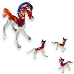CONJUNTO DE ESCULTURAS EXECUTADAS EM VIDRO ARTÍSTICO COLORIDO, TRABALHADO ARTESANALMENTE, REPRESENTANDO ANIMAIS, COMPOSTO POR QUATRO PEÇAS, SENDO:  UMA REPRESENTANDO CAVALO, MEDINDO 8 X 7 CM; UMA, REPRESENTANDO CACHORRO, MEDINDO 5 X 5 CM; UMA, REPRESENTANDO CACHORRO, MEDINDO 4 X 5 CM E UMA, REPRESENTANDO CACHORRO, MEDINDO3,5 X 4 CM. APRESENTAM MARCAS DO TEMPO, USO, PEQUENOS RISCOS, MANCHAS, PEQUENOS DESGASTES E/OU IMPERFEIÇÕES COMPATÍVEIS COM SUA UTILIZAÇÃO E ESTADO DE CONSERVAÇÃO, CONFORME FOTOS EXTRAS. ESCLAREÇA TODAS AS DÚVIDAS ANTES DE EFETUAR SEU LANCE, QUE SERÁ CONSIDERADO IRREVOGÁVEL E IRRETRATÁVEL. CONSULTE PREVIAMENTE OS TERMOS E CONDIÇÕES DISPONÍVEIS NO SITE. CONTATO (21) 98264-3000.