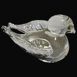 CRISTAIS BLASE - ESCULTURA EXECUTADA EM MONOBLOCO DE VIDRO ARTÍSTICO TRABALHADO ARTESANALMENTE, REPRESENTANDO PÁSSARO, MEDINDO 5 X 7,5 CM. APRESENTA MARCAS DO TEMPO, USO, PEQUENOS RISCOS, MANCHAS, PEQUENOS DESGASTES E/OU IMPERFEIÇÕES COMPATÍVEIS COM SUA UTILIZAÇÃO E ESTADO DE CONSERVAÇÃO, CONFORME FOTOS EXTRAS. ESCLAREÇA TODAS AS DÚVIDAS ANTES DE EFETUAR SEU LANCE, QUE SERÁ CONSIDERADO IRREVOGÁVEL E IRRETRATÁVEL. CONSULTE PREVIAMENTE OS TERMOS E CONDIÇÕES DISPONÍVEIS NO SITE. CONTATO (21) 98264-3000.