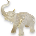 ESCULTURA EXECUTADA MONOBLOCO DE VIDRO ARTÍSTICO SATINADO, REPRESENTANDO ELEFANTE COM TROMBA ELEVADA, MEDINDO 18 X 18 CM. APRESENTA MARCAS DO TEMPO, USO, PEQUENOS RISCOS, MANCHAS, PEQUENOS DESGASTES E/OU IMPERFEIÇÕES COMPATÍVEIS COM SUA UTILIZAÇÃO E ESTADO DE CONSERVAÇÃO, CONFORME FOTOS EXTRAS. ESCLAREÇA TODAS AS DÚVIDAS ANTES DE EFETUAR SEU LANCE, QUE SERÁ CONSIDERADO IRREVOGÁVEL E IRRETRATÁVEL. CONSULTE PREVIAMENTE OS TERMOS E CONDIÇÕES DISPONÍVEIS NO SITE. CONTATO (21) 98264-3000.