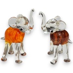 CONJUNTO DE ESCULTURAS EXECUTADAS EM VIDRO ARTÍSTICO, TRABALHADO ARTESANALMENTE, REPRESENTANDO ELEFANTES COM TROMBAS ELEVADAS, COM CORPOS EM VIDRO COLORIDO MESCLADO E EXTREMIDADES EM VIDRO INCOLOR APLICADO COMPOSTO POR DUAS PEÇAS, MEDINDO 7,5 X 5 CM CADA. APRESENTAM MARCAS DO TEMPO, USO, PEQUENOS RISCOS, MANCHAS, PEQUENOS DESGASTES E/OU IMPERFEIÇÕES COMPATÍVEIS COM SUA UTILIZAÇÃO E ESTADO DE CONSERVAÇÃO, CONFORME FOTOS EXTRAS. ESCLAREÇA TODAS AS DÚVIDAS ANTES DE EFETUAR SEU LANCE, QUE SERÁ CONSIDERADO IRREVOGÁVEL E IRRETRATÁVEL. CONSULTE PREVIAMENTE OS TERMOS E CONDIÇÕES DISPONÍVEIS NO SITE. CONTATO (21) 98264-3000.