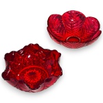 CONJUNTO DE SALADEIRAS EXECUTADO EM GROSSO VIDRO PRENSADO E MOLDADO COLORIDO RELEVADOS, COMPOSTO POR DUAS PEÇAS, SENDO: UMA, DE CORPO SEXTAVADO TRABALHADO COM MOTIVOS GEOMÉTRICOS E ESTRELA FACETADA NO FUNDO, MEDINDO 7 X 18,5 CM E UMA EM FORMATO DE FLOR COM PÉTALAS EM RELEVO DE FOLHAGENS, MEDINDO 6 X 18,5 X 15,5 CM. APRESENTAM MARCAS DO TEMPO, USO, PEQUENOS RISCOS, MANCHAS, PEQUENOS DESGASTES E/OU IMPERFEIÇÕES COMPATÍVEIS COM SUA UTILIZAÇÃO E ESTADO DE CONSERVAÇÃO, CONFORME FOTOS EXTRAS. ESCLAREÇA TODAS AS DÚVIDAS ANTES DE EFETUAR SEU LANCE, QUE SERÁ CONSIDERADO IRREVOGÁVEL E IRRETRATÁVEL. CONSULTE PREVIAMENTE OS TERMOS E CONDIÇÕES DISPONÍVEIS NO SITE. CONTATO (21) 98264-3000.