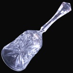 SINETA EM GROSSO VIDRO TRANSLÚCIDO LAPIDADO, COM CORPO DECORADO POR MOTIVOS EM ESTRELA E LAPIDAÇÕES FACETADAS, PEGA FACETADA EM PONTA DE DIAMANTE E BADALO NO INTERIOR, MEDINDO 18 X 7,5 CM. APRESENTA MARCAS DO TEMPO, USO, DESGASTES E/OU PEQUENAS IMPERFEIÇÕES COMPATÍVEIS COM SUA UTILIZAÇÃO E ESTADO DE CONSERVAÇÃO, CONFORME FOTOS EXTRAS. ESCLAREÇA TODAS AS DÚVIDAS ANTES DE EFETUAR SEU LANCE, QUE SERÁ CONSIDERADO IRREVOGÁVEL E IRRETRATÁVEL. CONSULTE PREVIAMENTE OS TERMOS E CONDIÇÕES DISPONÍVEIS NO SITE. CONTATO (21) 98264-3000.