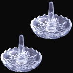 PENDANT DE ANELEIRAS EXECUTADOS EM GROSSO VIDRO TRANSLÚCIDO LAPIDADO, COM CORPOS GEOMÉTRICOS LAPIDADOS EM FACETAS FACIAIS, BORDAS SUPERIORES SEXTAVADAS E ONDULADAS, BASE CIRCULAR DECORADA POR MOTIVOS EM ESTRELA E HASTE CENTRAL CÔNICA, MEDINDO 6,5 X 8,5 CM CADA. APRESENTAM MARCAS DO TEMPO, USO, DESGASTES E/OU PEQUENAS IMPERFEIÇÕES COMPATÍVEIS COM SUA UTILIZAÇÃO E ESTADO DE CONSERVAÇÃO, CONFORME FOTOS EXTRAS. ESCLAREÇA TODAS AS DÚVIDAS ANTES DE EFETUAR SEU LANCE, QUE SERÁ CONSIDERADO IRREVOGÁVEL E IRRETRATÁVEL. CONSULTE PREVIAMENTE OS TERMOS E CONDIÇÕES DISPONÍVEIS NO SITE. CONTATO (21) 98264-3000.