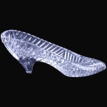 ESCULTURA, REPRESENTANDO SAPATO, EXECUTADA EM VIDRO TRANSLÚCIDO MOLDADO E LAPIDADO, COM CORPO TOTALMENTE DECORADO POR PADRÕES GEOMÉTRICOS E CANELADOS EM RELEVO, MEDINDO 7,5 X 17,5 X 4,5 CM. APRESENTA MARCAS DO TEMPO, USO, DESGASTES E/OU PEQUENAS IMPERFEIÇÕES COMPATÍVEIS COM SUA UTILIZAÇÃO E ESTADO DE CONSERVAÇÃO, CONFORME FOTOS EXTRAS. ESCLAREÇA TODAS AS DÚVIDAS ANTES DE EFETUAR SEU LANCE, QUE SERÁ CONSIDERADO IRREVOGÁVEL E IRRETRATÁVEL. CONSULTE PREVIAMENTE OS TERMOS E CONDIÇÕES DISPONÍVEIS NO SITE. CONTATO (21) 98264-3000.