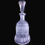 GARRAFA PARA BEBIDAS EXECUTADA EM DEMI-CRISTAL TRANSLÚCIDO MOLDADO E LAPIDADO, COM CORPO TOTALMENTE DECORADO POR PADRÕES GEOMÉTRICOS, LAPIDAÇÕES FACETADAS E MOTIVOS EM ESTRELA EM RELEVO, MEDINDO 24,5 X 10 CM. APRESENTA MARCAS DO TEMPO, USO, DESGASTES E/OU PEQUENAS IMPERFEIÇÕES COMPATÍVEIS COM SUA UTILIZAÇÃO E ESTADO DE CONSERVAÇÃO, CONFORME FOTOS EXTRAS. ESCLAREÇA TODAS AS DÚVIDAS ANTES DE EFETUAR SEU LANCE, QUE SERÁ CONSIDERADO IRREVOGÁVEL E IRRETRATÁVEL. CONSULTE PREVIAMENTE OS TERMOS E CONDIÇÕES DISPONÍVEIS NO SITE. CONTATO (21) 98264-3000.
