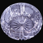 CINZEIRO EXECUTADO EM GROSSO CRISTAL TRANSLÚCIDO MOLDADO E LAPIDADO, COM CORPO DE FORMATO CIRCULAR EXPANSÍVEL TOTALMENTE DECORADO POR PADRÕES GEOMÉTRICOS, LAPIDAÇÕES FACETADAS, RENDILHADOS E RETÍCULOS EM RELEVO, MEDINDO 7,5 X 18 CM. APRESENTA MARCAS DO TEMPO, USO, DESGASTES E/OU IMPERFEIÇÕES COMPATÍVEIS COM SUA UTILIZAÇÃO E ESTADO DE CONSERVAÇÃO, CONFORME FOTOS EXTRAS. ESCLAREÇA TODAS AS DÚVIDAS ANTES DE EFETUAR SEU LANCE, QUE SERÁ CONSIDERADO IRREVOGÁVEL E IRRETRATÁVEL. CONSULTE PREVIAMENTE OS TERMOS E CONDIÇÕES DISPONÍVEIS NO SITE. CONTATO (21) 98264-3000.