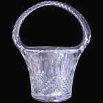FLOREIRA EXECUTADA EM GROSSO DEMI-CRISTAL TRANSLÚCIDO MOLDADO E LAPIDADO, EM FORMATO DE CESTA, COM CORPO EM FORMATO TRONCO-CÔNICO INVERTIDO, INTEGRALMENTE DECORADO NA PARTE INFERIOR POR PADRÃO GEOMÉTRICO EM ENTRELAÇOS DE PONTAS DE DIAMANTE (MALHA DE SULCOS), SEGUIDO POR IMPORTANTE SEÇÃO SUPERIOR CANELADA COM GOMOS VERTICAIS EM RELEVO, ENCIMADA POR ELEVADA E ROBUSTA ALÇA ARQUEADA ADORNADA POR LAPIDAÇÕES EM FACETAS ESPINADAS, MEDINDO 20 X 15 CM. APRESENTA MARCAS DO TEMPO, USO, DESGASTES E/OU IMPERFEIÇÕES COMPATÍVEIS COM SUA UTILIZAÇÃO E ESTADO DE CONSERVAÇÃO, CONFORME FOTOS EXTRAS. ESCLAREÇA TODAS AS DÚVIDAS ANTES DE EFETUAR SEU LANCE, QUE SERÁ CONSIDERADO IRREVOGÁVEL E IRRETRATÁVEL. CONSULTE PREVIAMENTE OS TERMOS E CONDIÇÕES DISPONÍVEIS NO SITE. CONTATO (21) 98264-3000.