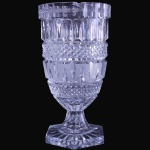 VASO EXECUTADO EM GROSSO DEMI-CRISTAL TRANSLÚCIDO MOLDADO E LAPIDADO, COM CORPO DE FORMATO CIRCULAR REBAIXADO TOTALMENTE DECORADO POR LAPIDAÇÕES GEOMÉTRICAS EM PONTAS DE DIAMANTE, SULCOS VERTICAIS E CANELADOS RADIANTES EM RELEVO, APRESENTANDO BORDA SUPERIOR EXPANSÍVEL E ONDULADA, ASSENTADO SOBRE PEQUENO PEDESTAL DE BASE HEXAGONAL, MEDINDO 25 X 13 CM. APRESENTA MARCAS DO TEMPO, USO, DESGASTES E/OU IMPERFEIÇÕES COMPATÍVEIS COM SUA UTILIZAÇÃO E ESTADO DE CONSERVAÇÃO, DESTACANDO ÍNFIMO BICADO NA BORDA SUPERIOR, CONFORME FOTOS EXTRAS. ESCLAREÇA TODAS AS DÚVIDAS ANTES DE EFETUAR SEU LANCE, QUE SERÁ CONSIDERADO IRREVOGÁVEL E IRRETRATÁVEL. CONSULTE PREVIAMENTE OS TERMOS E CONDIÇÕES DISPONÍVEIS NO SITE. CONTATO (21) 98264-3000.