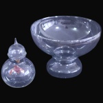 CONJUNTO DECORATIVO EXECUTADO EM VIDRO TRANSLÚCIDO SOPRADO COMPOSTO POR DUAS PEÇAS, SENDO: FLOREIRA, COM CORPO CIRCULAR CÔNCAVO, ASSENTADO SOBRE HASTE CURTA E BOJUDA, MEDINDO 11,5 X 16 CM E POTICHE, REPRESENTANDO AQUÁRIO, EM FORMATO ESFEROIDAL COM GARGALO CURTO, ACOMPANHADO DE SUA RESPECTIVA TAMPA BOJUDINHA COM PEGA PONTIAGUDA, TRAZENDO ESCULTURA FIGURATIVA SUSPENSA EM FORMATO DE PEIXE EM VIDRO COLORIDO NO INTERIOR, MEDINDO 10,5 X 7,5 CM, APRESENTAM MARCAS DO TEMPO, USO, DESGASTES E/OU IMPERFEIÇÕES COMPATÍVEIS COM SUA UTILIZAÇÃO E ESTADO DE CONSERVAÇÃO, CONFORME FOTOS EXTRAS. ESCLAREÇA TODAS AS DÚVIDAS ANTES DE EFETUAR SEU LANCE, QUE SERÁ CONSIDERADO IRREVOGÁVEL E IRRETRATÁVEL. CONSULTE PREVIAMENTE OS TERMOS E CONDIÇÕES DISPONÍVEIS NO SITE. CONTATO (21) 98264-3000.