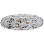 TRAVESSA EXECUTADA EM GROSSO VIDRO TRANSLÚCIDO MOLDADO, COM CORPO APRESENTANDO DECORAÇÃO FLORAL EM BAIXO RELEVO COM FLORES, PINTADAS À MÃO, SOB FUNDO SATINADO, CIRCUNDADO POR BORDA REBAIXADA ADORNADA POR MOTIVOS EM VOLUTAS SINUOSAS E CORAÇÕES ESTILIZADOS NAS EXTREMIDADES COM ACABAMENTO ONDULADO E RECORTADO, MEDINDO 4 X 34,5 X 18,5 CM. APRESENTA MARCAS DO TEMPO, USO, DESGASTES E/OU IMPERFEIÇÕES COMPATÍVEIS COM SUA UTILIZAÇÃO E ESTADO DE CONSERVAÇÃO, CONFORME FOTOS EXTRAS. ESCLAREÇA TODAS AS DÚVIDAS ANTES DE EFETUAR SEU LANCE, QUE SERÁ CONSIDERADO IRREVOGÁVEL E IRRETRATÁVEL. CONSULTE PREVIAMENTE OS TERMOS E CONDIÇÕES DISPONÍVEIS NO SITE. CONTATO (21) 98264-3000.