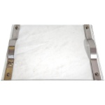 RIVA - BANDEJA COM TAMPO EM GROSSO VIDRO TRANSLÚCIDO COM BORDAS LAPIDADAS, APRESENTANDO ALÇAS LATERAIS EM AÇO INOXIDÁVEL DE FORMATO SINUOSO E ERGONÔMICO, FIXADAS POR PARAFUSOS METÁLICOS DE ACABAMENTO CIRCULAR, MEDINDO 47 X 36 CM. APRESENTA MARCAS DO TEMPO, USO, DESGASTES E/OU IMPERFEIÇÕES COMPATÍVEIS COM SUA UTILIZAÇÃO E ESTADO DE CONSERVAÇÃO, CONFORME FOTOS EXTRAS. ESCLAREÇA TODAS AS DÚVIDAS ANTES DE EFETUAR SEU LANCE, QUE SERÁ CONSIDERADO IRREVOGÁVEL E IRRETRATÁVEL. CONSULTE PREVIAMENTE OS TERMOS E CONDIÇÕES DISPONÍVEIS NO SITE. CONTATO (21) 98264-3000.