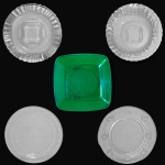 CONJUNTO PARA REPOSIÇÃO EXECUTADO EM VIDRO MOLDADO E PRENSADO, DE CORES E PADRÕES DIVERSOS, COMPOSTO POR CINCO PRATOS, SENDO: UM PARA SOPAS E/OU CALDOS E/OU MASSAS EM VIDRO TRANSLÚCIDO, COM FUNDO JATEADO, CENTRO DECORADO COM LINHAS ONDULADAS CONCÊNTRICAS E ABAS CANELADAS, MEDINDO 21,5 CM; UM RASO EM VIDRO TRANSLÚCIDO, COM FUNDO JATEADO, CENTRO DECORADO COM LINHAS ONDULADAS CONCÊNTRICAS E ABAS CANELADAS, MEDINDO 22,5 CM; UM RASO EM VIDRO TRANSLÚCIDO, COM PADRÃO DE TEXTURA ESTRIADA E RANHURADA EM TODA A SUPERFÍCIE, MEDINDO 23 CM; UM RASO EM VIDRO TRANSLÚCIDO, COM FUNDO PIPOCADO E ABA DECORADA COM ELEMENTOS ESPIRAIS EM RELEVO, MEDINDO 24 CM E UM PARA SOBREMESAS EM VIDRO COLORIDO, COM BORDAS ARREDONDADAS E RELEVO CANELADO NAS LATERAIS INTERNAS, MEDINDO 21 CM. APRESENTAM MARCAS DO TEMPO, USO, DESGASTES E/OU IMPERFEIÇÕES COMPATÍVEIS COM SUA UTILIZAÇÃO E ESTADO DE CONSERVAÇÃO, CONFORME FOTOS EXTRAS. ESCLAREÇA TODAS AS DÚVIDAS ANTES DE EFETUAR SEU LANCE, QUE SERÁ CONSIDERADO IRREVOGÁVEL E IRRETRATÁVEL. CONSULTE PREVIAMENTE OS TERMOS E CONDIÇÕES DISPONÍVEIS NO SITE. CONTATO (21) 98264-3000.