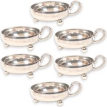 AEC - CONJUNTO DE TAÇAS PARA SOBREMESAS EXECUTADO EM METAL ESPESSURADO À PRATA, BOJO CIRCULAR DE INTERIOR CÔNCAVO COM ALÇA CINZELADA EM VOLUTA, ASSENTES SOBRE TRÊS PÉS EM FORMATO ESFÉRICO,  DITO BOLINHA, MEDINDO 3 X 12 X 9 CM CADA. APRESENTAM MARCAS DO TEMPO, USO, OXIDAÇÕES, DESGASTES E/OU IMPERFEIÇÕES COMPATÍVEIS COM SUA UTILIZAÇÃO E ESTADO DE CONSERVAÇÃO, CONFORME FOTOS EXTRAS. ESCLAREÇA TODAS AS DÚVIDAS ANTES DE EFETUAR SEU LANCE, QUE SERÁ CONSIDERADO IRREVOGÁVEL E IRRETRATÁVEL. CONSULTE PREVIAMENTE OS TERMOS E CONDIÇÕES DISPONÍVEIS NO SITE. CONTATO (21) 98264-3000.