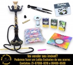 CONJUNTO DE ARGUILE E/OU NARGUILÉ EXECUTADO EM MATERIAIS, TÉCNICAS, MARCAS, MODELOS, MEDIDAS, FORMATOS, TAMANHOS, UTILIDADES E PROCEDÊNCIAS DIVERSOS COMPOSTO POR INSUMOS, ACESSÓRIOS E FOGAREIROS ELÉTRICOS, APRESENTA REFINADO VASO DE VIDRO, MARCA JOY, MODELO ROYAL GYM, COM GRAFISMOS EM ARABESCOS E DETALHE DE COROA, STEM E/OU CORPO CENTRAL TRABALHADO EM RESINA TRANSPARENTE COM DETALHES INTERNOS QUE SIMULAM FOLHAS DE OURO, PRATO METÁLICO ESTILIZADO EM FORMATO DE COROA, MARCA ZENITH, MODELO ROYAL FLUSH; ROSH E/OU QUEIMADOR EM CERÂMICA; MANGUEIRA FLEXÍVEL CORRUGADA ACOPLADA A UMA PITEIRA DE ALUMÍNIO ANODIZADO, MARCA INVICTUS COM GRAVAÇÃO A LASER; ACENDEDORES DE CARVÃO PORTÁTEIS COM RESISTÊNCIA ESPIRAL E CABOS DE ALIMENTAÇÃO INTEGRADOS, SENDO UM DELES, MARCA LA BRAZA; CARVÃO ECOLÓGICO DE FIBRA DE COCO, EM FORMATO HEXAGONAL DE ULTRA RESISTÊNCIA; ROSH /QUEIMADOR EM CERÂMICA ESMALTADA, MARCA YES! HOOKAH; DUAS CAIXAS DE ESSÊNCIA E/OU TABACO, MARCA NAY, SABORES BUBBLE GRAPE E MINT; CAIXA DE ESSÊNCIA E/OU TABACO, MARCA ZOMO, SABOR FRUTAS VERDES; FOLHAS DE ALUMÍNIO DE ALTO RELEVO E DISSIPADORAS DE CALOR, MARCA STAN HOOKAH; PINÇA E/OU PEGADOR DE CARVÃO, MARCA MUNI, DECORADO COM GRAFISMOS E ACESSÓRIOS EXTRAS, INCLUINDO PONTEIRA ADICIONAL DE METAL DOURADO, BORRACHA DE VEDAÇÃO E FURADOR DE ALUMÍNIO COM CABO. 
