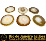 CONJUNTO DE SOUSPLATS E/OU PORTA-COPOS EXECUTADOS A PARTIR DE FATIAS DE PEDRA ÁGATA NATURAL, APRESENTAM CRISTALIZAÇÃO CENTRAL TRANSLÚCIDA CIRCUNDADA POR ATRAENTES BANDAS EM TONS DE MARROM E ÂMBAR COM BORDAS IRREGULARES E DESIGN ORGÂNICO ÚNICO, FINAMENTE ACABADAS COM BANHO DOURADO EM SUAS LATERAIS, COMPOSTO POR SEIS PEÇAS, MEDINDO APROXIMADAMENTE ~ 10 CM. APRESENTAM MARCAS DO TEMPO, USO, VEIOS, RANHURAS E NUANCES DE COLORAÇÃO PRÓPRIAS E NATURAIS DA ROCHA, COMPATÍVEIS COM SEU ESTADO DE CONSERVAÇÃO, CONFORME FOTOS EXTRAS. ESCLAREÇA TODAS AS DÚVIDAS ANTES DE EFETUAR SEU LANCE, QUE SERÁ CONSIDERADO IRREVOGÁVEL E IRRETRATÁVEL. CONSULTE PREVIAMENTE OS TERMOS E CONDIÇÕES DISPONÍVEIS NO SITE. CONTATO (21) 98264-3000.