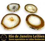 CONJUNTO DE SOUSPLATS E/OU PORTA-COPOS EXECUTADOS A PARTIR DE FATIAS DE PEDRA ÁGATA NATURAL, APRESENTAM CRISTALIZAÇÃO CENTRAL TRANSLÚCIDA CIRCUNDADA POR ATRAENTES BANDAS EM TONS DE MARROM E ÂMBAR COM BORDAS IRREGULARES E DESIGN ORGÂNICO ÚNICO, FINAMENTE ACABADAS COM BANHO DOURADO EM SUAS LATERAIS, COMPOSTO POR QUATRO PEÇAS, MEDINDO APROXIMADAMENTE ~ 10 CM. APRESENTAM MARCAS DO TEMPO, USO, VEIOS, RANHURAS E NUANCES DE COLORAÇÃO PRÓPRIAS E NATURAIS DA ROCHA, COMPATÍVEIS COM SEU ESTADO DE CONSERVAÇÃO, CONFORME FOTOS EXTRAS. ESCLAREÇA TODAS AS DÚVIDAS ANTES DE EFETUAR SEU LANCE, QUE SERÁ CONSIDERADO IRREVOGÁVEL E IRRETRATÁVEL. CONSULTE PREVIAMENTE OS TERMOS E CONDIÇÕES DISPONÍVEIS NO SITE. CONTATO (21) 98264-3000.