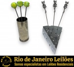 CONJUNTO PARA PETISCOS, EXECUTADOS EM METAL CROMADO COMPOSTO POR OITO PEÇAS, SENDO: SUPORTE EM FORMATO FATIA DE QUEIJO, MEDINDO 3 X 8 X 6 CM, ACOMPANHADOS DE TRÊS PALITOS ADORNADOS COM ESCULTURAS, REPRESENTANDO RATINHO, NAS EXTREMIDADES, MEDINDO 10 CM CADA E SUPORTE EM FORMA CILINDRA, MEDINDO 6 CM E TRÊS GARFOS ADORNADOS COM ESCULTURAS, REPRESENTANDO DADO, NAS EXTREMIDADES, MEDINDO 9 CM CADA. APRESENTAM MARCAS DO TEMPO, USO, DISCRETOS SINAIS DE DESGASTE NATURAL NO METAL E PEQUENAS IMPERFEIÇÕES COMPATÍVEIS COM SUA UTILIZAÇÃO E ESTADO DE CONSERVAÇÃO, CONFORME FOTOS EXTRAS. ESCLAREÇA TODAS AS DÚVIDAS ANTES DE EFETUAR SEU LANCE, QUE SERÁ CONSIDERADO IRREVOGÁVEL E IRRETRATÁVEL. CONSULTE PREVIAMENTE OS TERMOS E CONDIÇÕES DISPONÍVEIS NO SITE. CONTATO (21) 98264-3000.