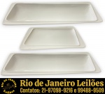 WHITE ESSENCE  —  CONJUNTO DE TRAVESSAS PARA SERVIR FRIOS, ENTRADAS E/OU PETISCOS EXECUTADAS EM PORCELANA ESMALTADA E VITRIFICADA ORNADAS COM LINHAS ASSIMÉTRICAS E ABAS ESTRUTURADAS COMPOSTO POR TRÊS PEÇAS, SENDO: DUAS, MEDINDO 3 X 36 X 13 CM CADA E UMA, MEDINDO 2 X 28 X 18 CM. APRESENTAM MARCAS DO TEMPO, USO E PEQUENAS IMPERFEIÇÕES SUPERFICIAIS COMPATÍVEIS COM SUA UTILIZAÇÃO E ESTADO DE CONSERVAÇÃO, CONFORME FOTOS EXTRAS. ESCLAREÇA TODAS AS DÚVIDAS ANTES DE EFETUAR SEU LANCE, QUE SERÁ CONSIDERADO IRREVOGÁVEL E IRRETRATÁVEL. CONSULTE PREVIAMENTE OS TERMOS E CONDIÇÕES DISPONÍVEIS NO SITE. CONTATO (21) 98264-3000.