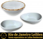 CONJUNTO DE PETISQUEIRAS PARA PETISCOS, ENTRADAS E/OU MOLHOS EXECUTADAS EM MATERIAIS, TÉCNICAS, MARCAS, MODELOS, MEDIDAS, FORMATOS, TAMANHOS, UTILIDADES E PROCEDÊNCIAS DIVERSOS COMPOSTO POR TRÊS PEÇAS, SENDO: DUAS, MARCA GERMER, EM FORMATO SUTIL DE CANOA COM LINHAS SINUOSAS, MEDINDO 5 X 14 X 10 CM CADA E UM CIRCULAR COM BORDA SUPERIOR EM RELEVO MIMETIZANDO BAMBU COM ACABAMENTO COLORIDO, MEDINDO 8 X 15 CM. APRESENTAM MARCAS DO TEMPO, USO, SINAIS, DESGASTES E/OU PEQUENAS IMPERFEIÇÕES COMPATÍVEIS COM SUA UTILIZAÇÃO E ESTADO DE CONSERVAÇÃO, CONFORME FOTOS EXTRAS. ESCLAREÇA TODAS AS DÚVIDAS ANTES DE EFETUAR SEU LANCE, QUE SERÁ CONSIDERADO IRREVOGÁVEL E IRRETRATÁVEL. CONSULTE PREVIAMENTE OS TERMOS E CONDIÇÕES DISPONÍVEIS NO SITE. CONTATO (21) 98264-3000.