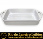 HOME STYLE BY CERUTIL — TRAVESSA REFRATÁRIA EM EXECUTADA CERÂMICA ESMALTADA E VITRIFICADA DE ALTA RESISTÊNCIA, ALÇAS LATERAIS INTEGRADAS ADORNADAS COM DISCRETOS RELEVOS CLÁSSICOS, USO EM FORNO, MICRO-ONDAS E MÁQUINA DE LAVAR LOUÇAS, MEDINDO 6 X 32 X 20 CM. APRESENTA MARCAS DO TEMPO, USO E PEQUENAS IMPERFEIÇÕES SUPERFICIAIS COMPATÍVEIS COM SUA UTILIZAÇÃO E ESTADO DE CONSERVAÇÃO, CONFORME FOTOS EXTRAS. ESCLAREÇA TODAS AS DÚVIDAS ANTES DE EFETUAR SEU LANCE, QUE SERÁ CONSIDERADO IRREVOGÁVEL E IRRETRATÁVEL. CONSULTE PREVIAMENTE OS TERMOS E CONDIÇÕES DISPONÍVEIS NO SITE. CONTATO (21) 98264-3000.