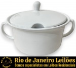 OXFORD — SOPEIRA EXECUTADA EM PORCELANA ESMALTADA E VITRIFICADA COM DUAS ALÇAS LATERAIS INTEGRADAS, ACOMPANHADA DE SUA RESPECTIVA TAMPA REMOVÍVEL COM PEGA EM FORMATO DE POMO E PEQUENA ABERTURA LATERAL, IDEAL PARA ACOMODAR COLHER DE SERVIÇO, MEDINDO 20 X 28 X 23 CM. APRESENTA MARCAS DO TEMPO, USO E PEQUENAS IMPERFEIÇÕES SUPERFICIAIS COMPATÍVEIS COM SUA UTILIZAÇÃO E ESTADO DE CONSERVAÇÃO, CONFORME FOTOS EXTRAS. ESCLAREÇA TODAS AS DÚVIDAS ANTES DE EFETUAR SEU LANCE, QUE SERÁ CONSIDERADO IRREVOGÁVEL E IRRETRATÁVEL. CONSULTE PREVIAMENTE OS TERMOS E CONDIÇÕES DISPONÍVEIS NO SITE. CONTATO (21) 98264-3000.