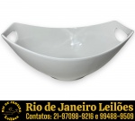 10 STRAWBERRY STREET — SALADEIRA EXECUTADA EM PORCELANA ESMALTADA E VITRIFICADA, EM FORMATO CANOA COM LINHAS SINUOSAS, ALÇAS LATERAIS VAZADAS INTEGRADAS AO CORPO, PARA USO EM MICRO-ONDAS E MÁQUINA DE LAVAR LOUÇAS, MEDINDO 13 X 33 X 23 CM. APRESENTA MARCAS DO TEMPO, USO E PEQUENAS IMPERFEIÇÕES SUPERFICIAIS COMPATÍVEIS COM SUA UTILIZAÇÃO E ESTADO DE CONSERVAÇÃO, CONFORME FOTOS EXTRAS. ESCLAREÇA TODAS AS DÚVIDAS ANTES DE EFETUAR SEU LANCE, QUE SERÁ CONSIDERADO IRREVOGÁVEL E IRRETRATÁVEL. CONSULTE PREVIAMENTE OS TERMOS E CONDIÇÕES DISPONÍVEIS NO SITE. CONTATO (21) 98264-3000.