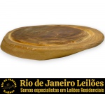 TÁBUA PARA CORTES EXECUTADA A PARTIR DE FATIA DE MADEIRA RÚSTICA COM ACABAMENTO NATURAL, APRESENTA FORMATO OVALADO E DESIGN ORGÂNICO QUE PRESERVA OS VEIOS NATURAIS, MEDINDO 4 X 51 X 21 CM. APRESENTA MARCAS DO TEMPO, USO, POSSÍVEIS RISCOS SUPERFICIAIS E PEQUENAS IMPERFEIÇÕES NATURAIS COMPATÍVEIS COM SUA UTILIZAÇÃO E ESTADO DE CONSERVAÇÃO, CONFORME FOTOS EXTRAS. ESCLAREÇA TODAS AS DÚVIDAS ANTES DE EFETUAR SEU LANCE, QUE SERÁ CONSIDERADO IRREVOGÁVEL E IRRETRATÁVEL. CONSULTE PREVIAMENTE OS TERMOS E CONDIÇÕES DISPONÍVEIS NO SITE. CONTATO (21) 98264-3000.