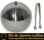 GELEIRA EXECUTADA EM AÇO INOXIDÁVEL COM ACABAMENTO POLIDO, CORPO ISOTÉRMICO COM PAREDE DUPLA, EM FORMATO ESFÉRICO, ACOMPANHADA DE SUA RESPECTIVA TAMPA REMOVÍVEL COM PUXADOR EM FORMATO DE POMO E PINÇA PEGADORA, MEDINDO 19 X 17 CM. APRESENTAM MARCAS DO TEMPO, USO E PEQUENAS IMPERFEIÇÕES SUPERFICIAIS COMPATÍVEIS COM SUA UTILIZAÇÃO E ESTADO DE CONSERVAÇÃO, CONFORME FOTOS EXTRAS. ESCLAREÇA TODAS AS DÚVIDAS ANTES DE EFETUAR SEU LANCE, QUE SERÁ CONSIDERADO IRREVOGÁVEL E IRRETRATÁVEL. CONSULTE PREVIAMENTE OS TERMOS E CONDIÇÕES DISPONÍVEIS NO SITE. CONTATO (21) 98264-3000.
