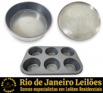 CONJUNTO DE FORMAS EXECUTADO EM ALUMÍNIO, MARCAS, MODELOS, MEDIDAS, FORMATOS, TAMANHOS, UTILIDADES E PROCEDÊNCIAS DIVERSOS COMPOSTO POR TRÊS PEÇAS, SENDO: UMA, MARCA WOLFGANG PUCK, COM REVESTIMENTO ANTIADERENTE, MEDINDO 8 X 24 CM; UMA PLANA, MEDINDO 31 CM E UMA COM SEIS CAVIDADES INDIVIDUAIS, MEDINDO 5 X 32 X 22 CM. APRESENTAM MARCAS DO TEMPO, USO, RISCOS SUPERFICIAIS E DESGASTES NO REVESTIMENTO COMPATÍVEIS COM SUA UTILIZAÇÃO E ESTADO DE CONSERVAÇÃO, CONFORME FOTOS EXTRAS. ESCLAREÇA TODAS AS DÚVIDAS ANTES DE EFETUAR SEU LANCE, QUE SERÁ CONSIDERADO IRREVOGÁVEL E IRRETRATÁVEL. CONSULTE PREVIAMENTE OS TERMOS E CONDIÇÕES DISPONÍVEIS NO SITE. CONTATO (21) 98264-3000.