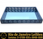 BANDEJA EXECUTADA EM MDF PINTADO, FUNDO ESPELHADO, APRESENTA LATERAIS COM DESIGN VAZADO EM PADRÃO GEOMÉTRICO, MEDINDO 5 X 45 X 30 CM. APRESENTA MARCAS DO TEMPO, USO, SINAIS E PEQUENAS IMPERFEIÇÕES SUPERFICIAIS COMPATÍVEIS COM SUA UTILIZAÇÃO E ESTADO DE CONSERVAÇÃO, CONFORME FOTOS EXTRAS. ESCLAREÇA TODAS AS DÚVIDAS ANTES DE EFETUAR SEU LANCE, QUE SERÁ CONSIDERADO IRREVOGÁVEL E IRRETRATÁVEL. CONSULTE PREVIAMENTE OS TERMOS E CONDIÇÕES DISPONÍVEIS NO SITE. CONTATO (21) 98264-3000.
