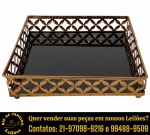 BANDEJA EXECUTADA EM METAL ACOBREADO, APRESENTA LATERAIS COM DESIGN VAZADO EM PADRÃO GEOMÉTRICO DE ARCOS ENTRELAÇADOS, FUNDO EM ESPELHO FUMÊ, QUATRO PÉS ESFÉRICOS DE APOIO, MEDINDO 5 X 21 X 21 CM. APRESENTAM MARCAS DO TEMPO, USO E PEQUENAS IMPERFEIÇÕES SUPERFICIAIS COMPATÍVEIS COM SUA UTILIZAÇÃO E ESTADO DE CONSERVAÇÃO, CONFORME FOTOS EXTRAS. ESCLAREÇA TODAS AS DÚVIDAS ANTES DE EFETUAR SEU LANCE, QUE SERÁ CONSIDERADO IRREVOGÁVEL E IRRETRATÁVEL. CONSULTE PREVIAMENTE OS TERMOS E CONDIÇÕES DISPONÍVEIS NO SITE. CONTATO (21) 98264-3000.