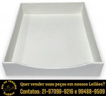 SEE JANE WORK — BANDEJA ORGANIZADORA DE PAPÉIS EXECUTADA EM PAPELÃO ESTRUTURADO REVESTIDO EM COURO SINTÉTICO (ECOLOGICAMENTE CORRETO) COM TEXTURA CHAGRÉM E COSTURA REFORÇADA, APRESENTA REBAIXO FRONTAL ERGONÔMICO PARA FACILITAR O MANUSEIO DE DOCUMENTOS, MEDINDO 6 X 26 X 32 CM. APRESENTA MARCAS DO TEMPO, USO E PEQUENAS IMPERFEIÇÕES SUPERFICIAIS COMPATÍVEIS COM SUA UTILIZAÇÃO E ESTADO DE CONSERVAÇÃO, CONFORME FOTOS EXTRAS. ESCLAREÇA TODAS AS DÚVIDAS ANTES DE EFETUAR SEU LANCE, QUE SERÁ CONSIDERADO IRREVOGÁVEL E IRRETRATÁVEL. CONSULTE PREVIAMENTE OS TERMOS E CONDIÇÕES DISPONÍVEIS NO SITE. CONTATO (21) 98264-3000.