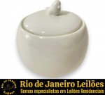 WOLFF  — AÇUCAREIRO, PARTE DE SERVIÇO DE MESA, LINHA BIRDS, EXECUTADO EM PORCELANA ESMALTADA E VITRIFICADA, CORPO BOJUDO, ACOMPANHADO DE SUA RESPECTIVA TAMPA REMOVÍVEL ORNAMENTADA COM PEGA, REPRESENTANDO PÁSSARO, MEDINDO 8 X 8 CM. APRESENTA MARCAS DO TEMPO, USO E PEQUENAS IMPERFEIÇÕES SUPERFICIAIS COMPATÍVEIS COM SUA UTILIZAÇÃO E ESTADO DE CONSERVAÇÃO, CONFORME FOTOS EXTRAS. ESCLAREÇA TODAS AS DÚVIDAS ANTES DE EFETUAR SEU LANCE, QUE SERÁ CONSIDERADO IRREVOGÁVEL E IRRETRATÁVEL. CONSULTE PREVIAMENTE OS TERMOS E CONDIÇÕES DISPONÍVEIS NO SITE. CONTATO (21) 98264-3000.
