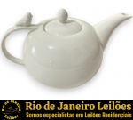 WOLFF — BULE, PARTE DE SERVIÇO DE MESA, LINHA BIRDS, EXECUTADO EM PORCELANA ESMALTADA E VITRIFICADA, CORPO BOJUDO, ALÇA ANATÔMICA ORNAMENTADA COM ESCULTURA, REPRESENTANDO PÁSSARO, BICO SINUOSO COM PONTA RETA, ACOMPANHADO DE SUA RESPECTIVA TAMPA REMOVÍVEL COM PEGA, MEDINDO 13 X 21 X 13 CM. APRESENTA MARCAS DO TEMPO, USO E PEQUENAS IMPERFEIÇÕES SUPERFICIAIS COMPATÍVEIS COM SUA UTILIZAÇÃO E ESTADO DE CONSERVAÇÃO, CONFORME FOTOS EXTRAS. ESCLAREÇA TODAS AS DÚVIDAS ANTES DE EFETUAR SEU LANCE, QUE SERÁ CONSIDERADO IRREVOGÁVEL E IRRETRATÁVEL. CONSULTE PREVIAMENTE OS TERMOS E CONDIÇÕES DISPONÍVEIS NO SITE. CONTATO (21) 98264-3000.