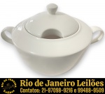 KENYA — SOPEIRA EXECUTADA EM PORCELANA, DITA BONE CHINA, ESMALTADA E VITRIFICADA, CORPO ABAULADO DOTADO DE DUAS ALÇAS LATERAIS ANATÔMICAS INTEGRADAS, ACOMPANHADA DE SUA RESPECTIVA TAMPA REMOVÍVEL COM PEGA E PEQUENA ABERTURA LATERAL, IDEAL PARA ACOMODAR COLHER DE SERVIÇO, MEDINDO 20 X 30 X 24 CM. APRESENTA MARCAS DO TEMPO, USO, MIÚDO CRAQUELADO E/OU PEQUENAS IMPERFEIÇÕES SUPERFICIAIS COMPATÍVEIS COM SUA UTILIZAÇÃO E ESTADO DE CONSERVAÇÃO, CONFORME FOTOS EXTRAS. ESCLAREÇA TODAS AS DÚVIDAS ANTES DE EFETUAR SEU LANCE, QUE SERÁ CONSIDERADO IRREVOGÁVEL E IRRETRATÁVEL. CONSULTE PREVIAMENTE OS TERMOS E CONDIÇÕES DISPONÍVEIS NO SITE. CONTATO (21) 98264-3000.