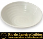 HAUS CONCEPT — BOWL EXECUTADO EM MELAMINA 100%, COM CORPO ASSIMÉTRICO, BORDA INCLINADA, TEXTURA INTERNA EM RELEVO ONDULADO SUTIL, MEDINDO 13 X 31 X 27 CM. APRESENTA MARCAS DO TEMPO, USO E PEQUENAS IMPERFEIÇÕES SUPERFICIAIS COMPATÍVEIS COM SUA UTILIZAÇÃO E ESTADO DE CONSERVAÇÃO, CONFORME FOTOS EXTRAS. ESCLAREÇA TODAS AS DÚVIDAS ANTES DE EFETUAR SEU LANCE, QUE SERÁ CONSIDERADO IRREVOGÁVEL E IRRETRATÁVEL. CONSULTE PREVIAMENTE OS TERMOS E CONDIÇÕES DISPONÍVEIS NO SITE. CONTATO (21) 98264-3000.