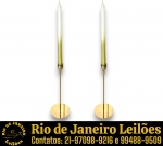 TOK&STOK — PENDANT DE CASTIÇAIS DE MESA EXECUTADOS EM METAL DOURADO, COM DESIGN MINIMALISTA, APRESENTANDO BASE CIRCULAR PLANA, HASTE LONGA DELICADA E BOCAL PARA ACOMODAÇÃO DE VELA, MEDINDO 28 X 10 CM CADA, ACOMPANHADOS DE DUAS VELAS DECORATIVAS, MEDINDO 25 CM CADA. APRESENTAM MARCAS DO TEMPO, USO E PEQUENAS IMPERFEIÇÕES SUPERFICIAIS COMPATÍVEIS COM SUA UTILIZAÇÃO E ESTADO DE CONSERVAÇÃO, CONFORME FOTOS EXTRAS. ESCLAREÇA TODAS AS DÚVIDAS ANTES DE EFETUAR SEU LANCE, QUE SERÁ CONSIDERADO IRREVOGÁVEL E IRRETRATÁVEL. CONSULTE PREVIAMENTE OS TERMOS E CONDIÇÕES DISPONÍVEIS NO SITE. CONTATO (21) 98264-3000.